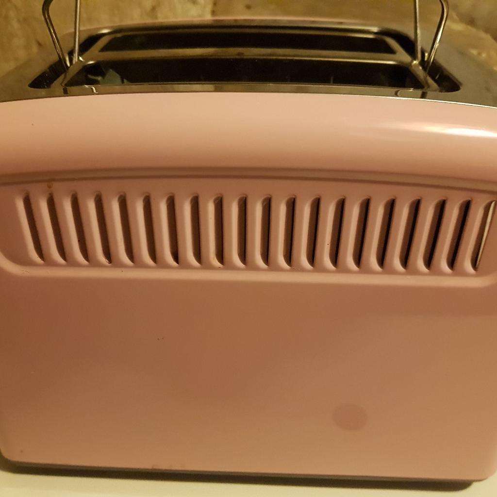 Toaster in rosa. Mit Brötchenaufsatz. 950 Watt. Verschiedene Funktionen. Wenig benutzt. Voll funktionsfähig. Guter Zustand. Versand und Abholung möglich