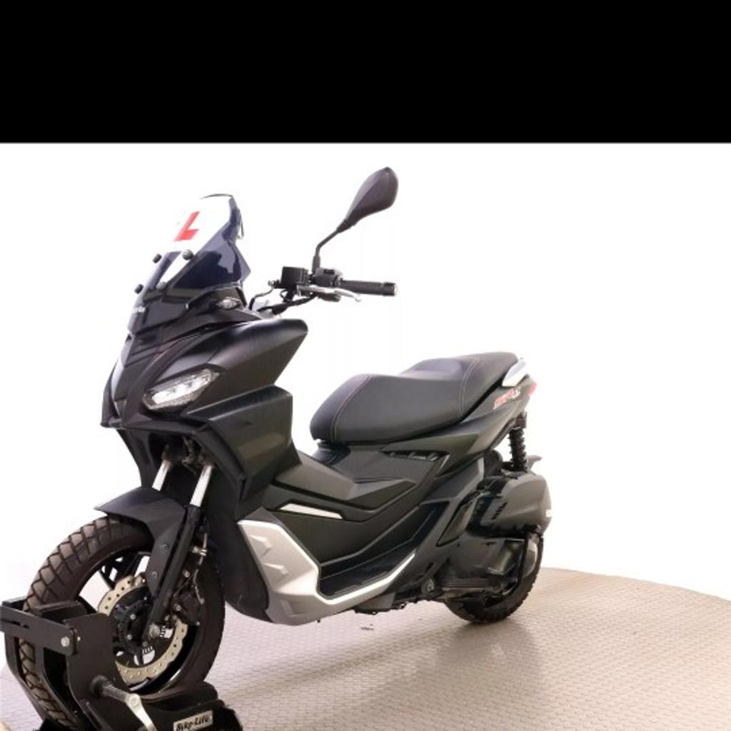 Aprilia 2023 SR GT 125, top quality, fun motorbike, perfect condition like new, selling because moving out of country, very low mileage, 125cc liquid cooled single cylinder 4 stroke engine with 15bhp
9L fuel tank
799mm seat height
LED headlights, OPEN TO REASONABLE OFFERS . 2600 miles