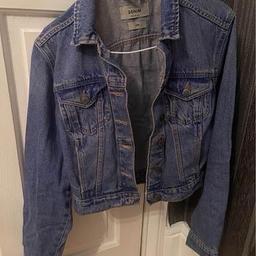 Very nice Cropped Denim jacket from new look in size 8. In Great condition as hardly been worn, just been stuck in a wardrobe. Puo prestwich.