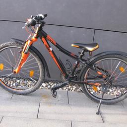 Marke: KTM
Farbe: schwarz/orange
Größe: 24 Zoll für ca. 8-9 Jahre
In gutem Zustand. 24 Gänge, Trinkflaschenhalterung, Reflektoren und Schutzbleche
vorhanden. Außer den Lichtern ist für die nächste Fahrradprüfung alles dabei. Gebrauchs-
spuren sind hauptsächlich an der Schaltung und Bremshebel (siehe Foto 2). Aus einem
rauchfreien Haushalt.
#Mountainbike#Fahrrad#Kinderrad#Bike#KTM