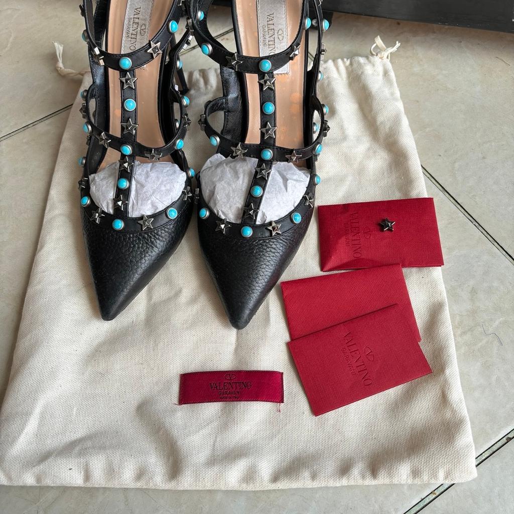 Valentino rock star black shoes Size 39.5 or 6.5
 a lot’s scratches and platform
Please check pictures
Just come with shoes dust bag and look code number (TTL 3932 )