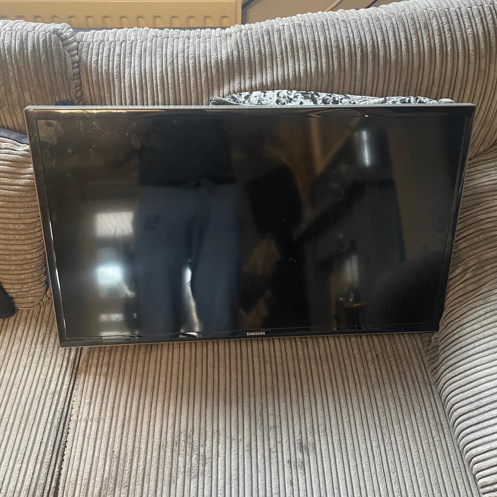 Samsung 32” tv. Hardly been used, odd tiny scratch here and there. No wires included. ( would need to purchase one ) all model information is in one of the photos. Will deliver to surrounding local area.