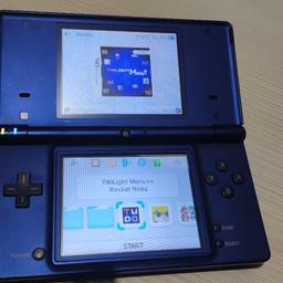 Nintendo DSi con Twilight Menu++ installato.
Si ricarica attraverso la porta USB-C, unico con questa modifica. Caricabile con i powerbank del cellulare per giocare in mobilità.
Carica tutti i giochi da scheda SD