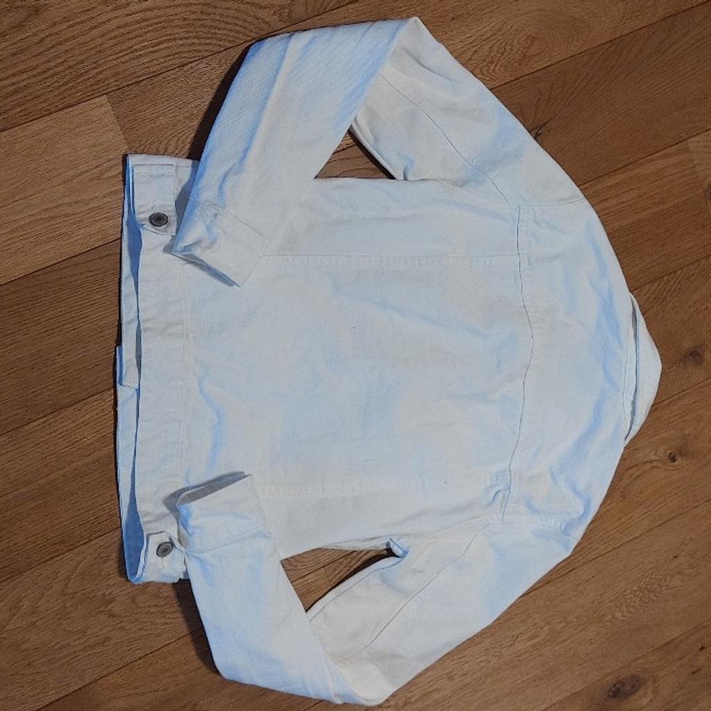 Denim Jeansjacke
Größe 36/S
Farbe Weiß
Kaum getragen