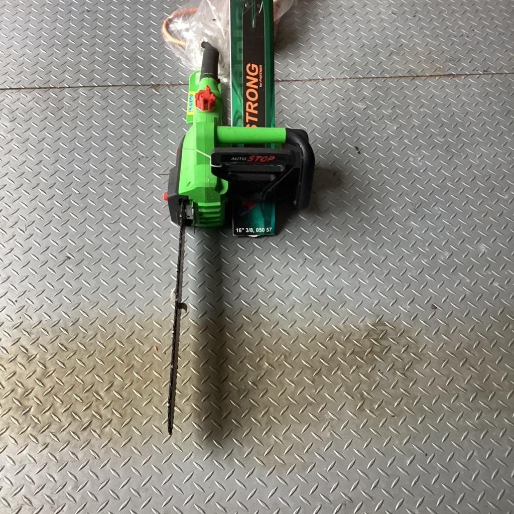 Electric Chainsaw 2200W 230VGreen complete with blade and chain 57links