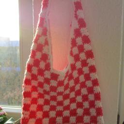 Handmade crochet bag with a beautiful checkered pattern. Perfect for everyday use, and because of its sturdy handles and its medium size, you can carry anything you want in it. This will elevate your style by bringing uniqueness to it !