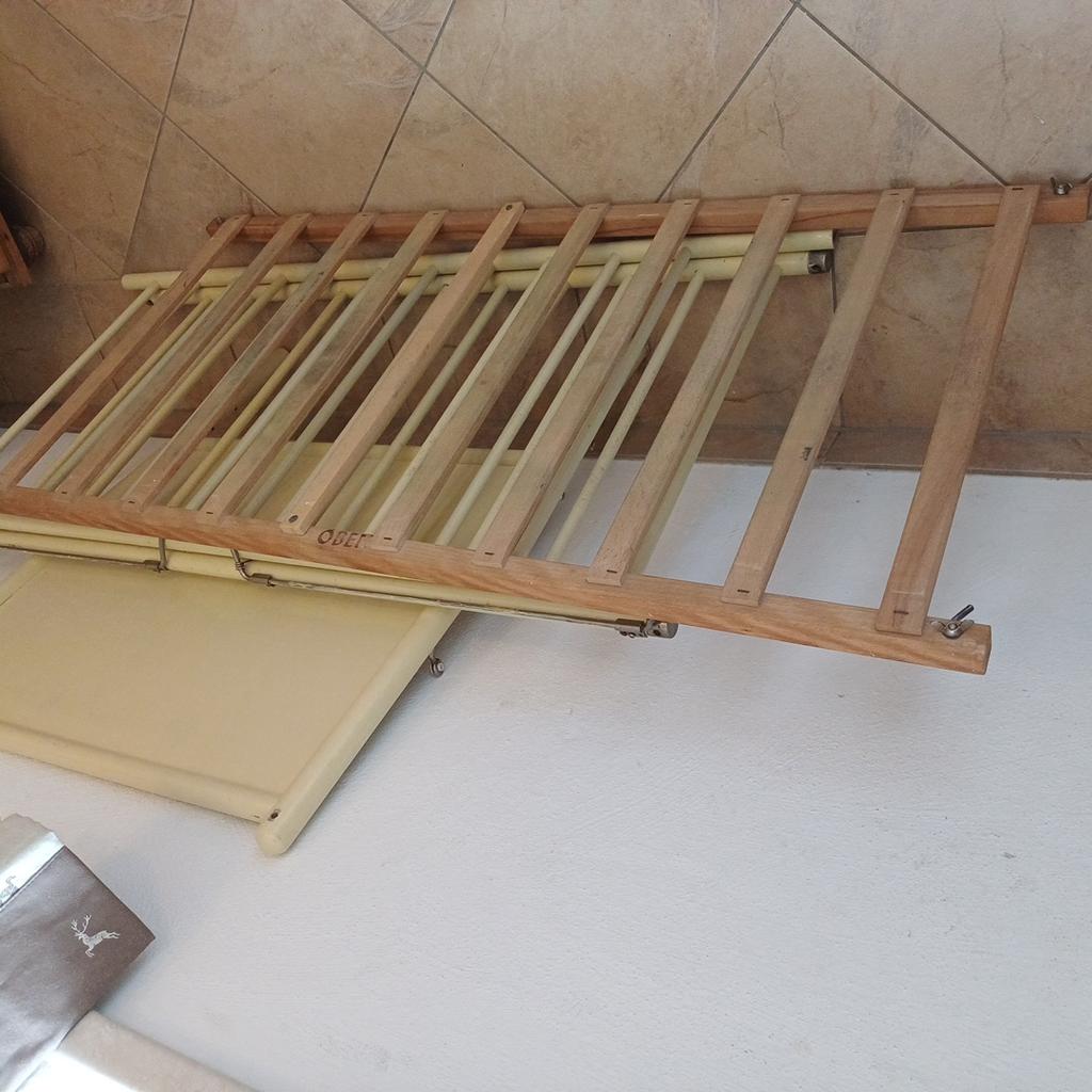 Gitterbett aus Holz (beige gestrichen )alles komplett für 3 Kinderüberraschungseier zu verschenken !