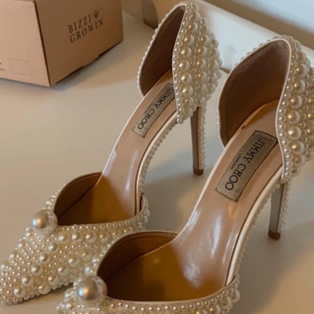 Beautiful cream pearl heels.
Worn once so very minor wear only to soles
Size 6 uk