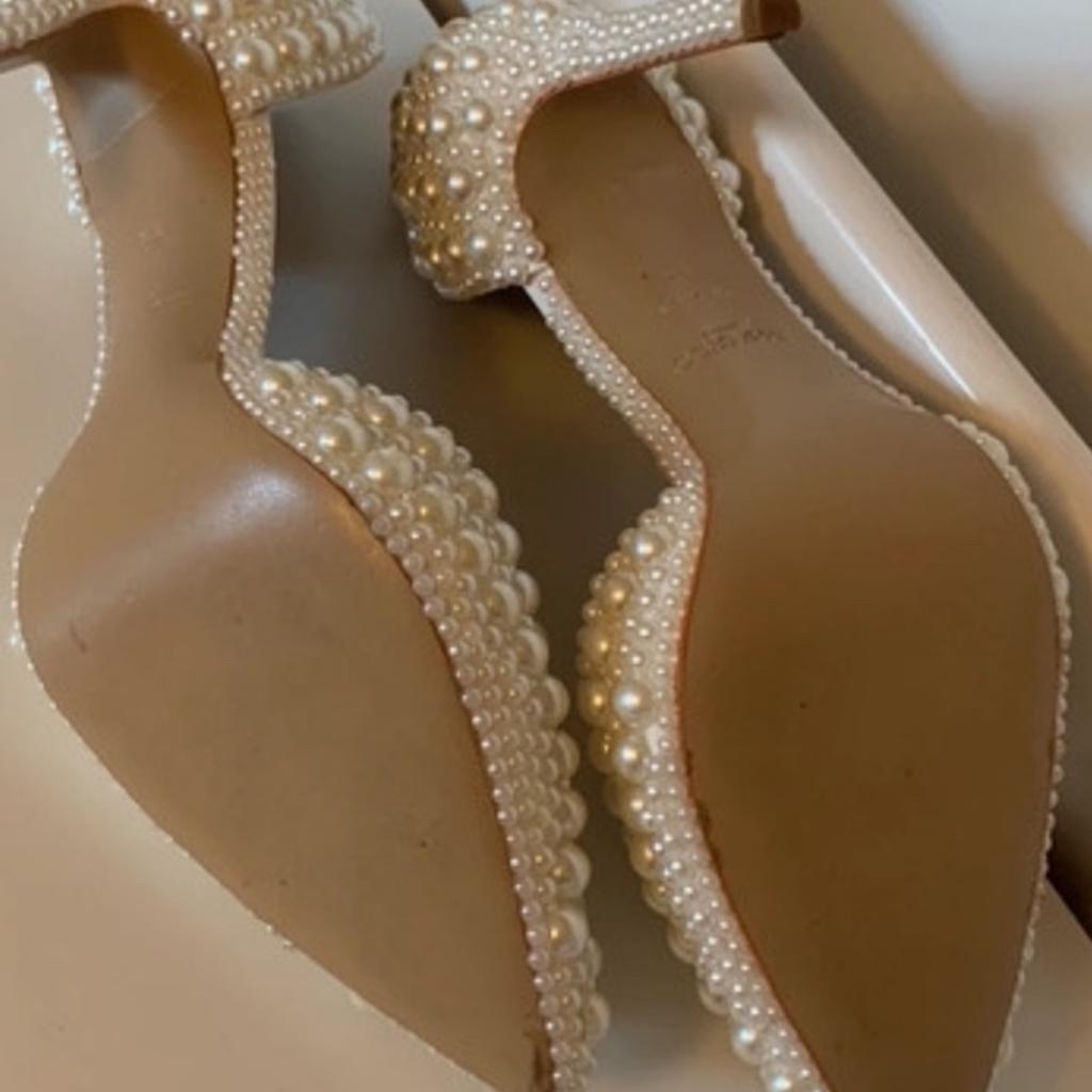 Beautiful cream pearl heels.
Worn once so very minor wear only to soles
Size 6 uk