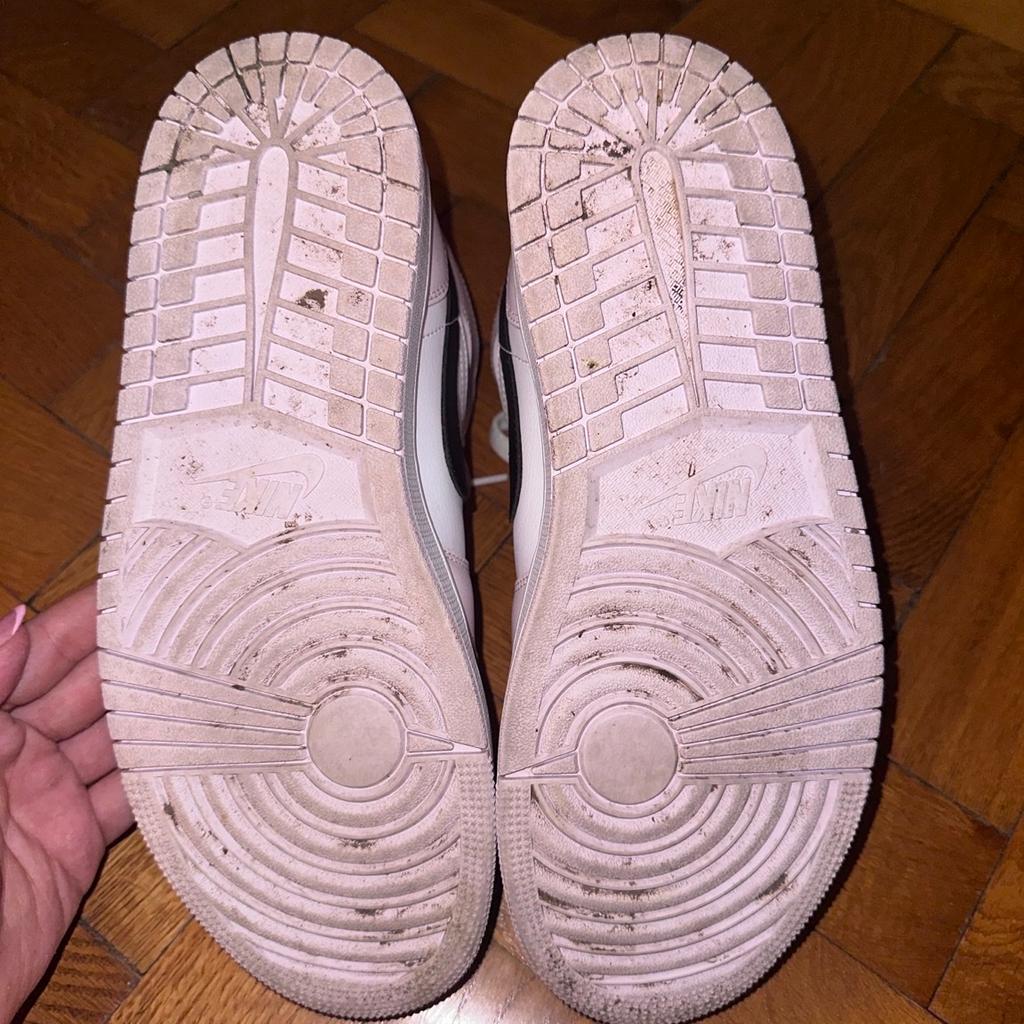 Ich verkaufe diese Air Jordans in Größe EU 42.5, sie wurden selten getragen und sind in sehr guten Zustand (minimales creasing, Gebrauchsspuren auf Sohlen) Leider habe ich die Originalverpackung, sowie die Rechnung nicht mehr.