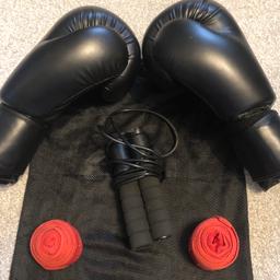 • 4 piece boxing set
• 1 pair of 16oz Gloves used once
• 1 pair of red hand wraps
• 1 skipping rope
• 1 carry bag

• Offers welcome
• Collection only