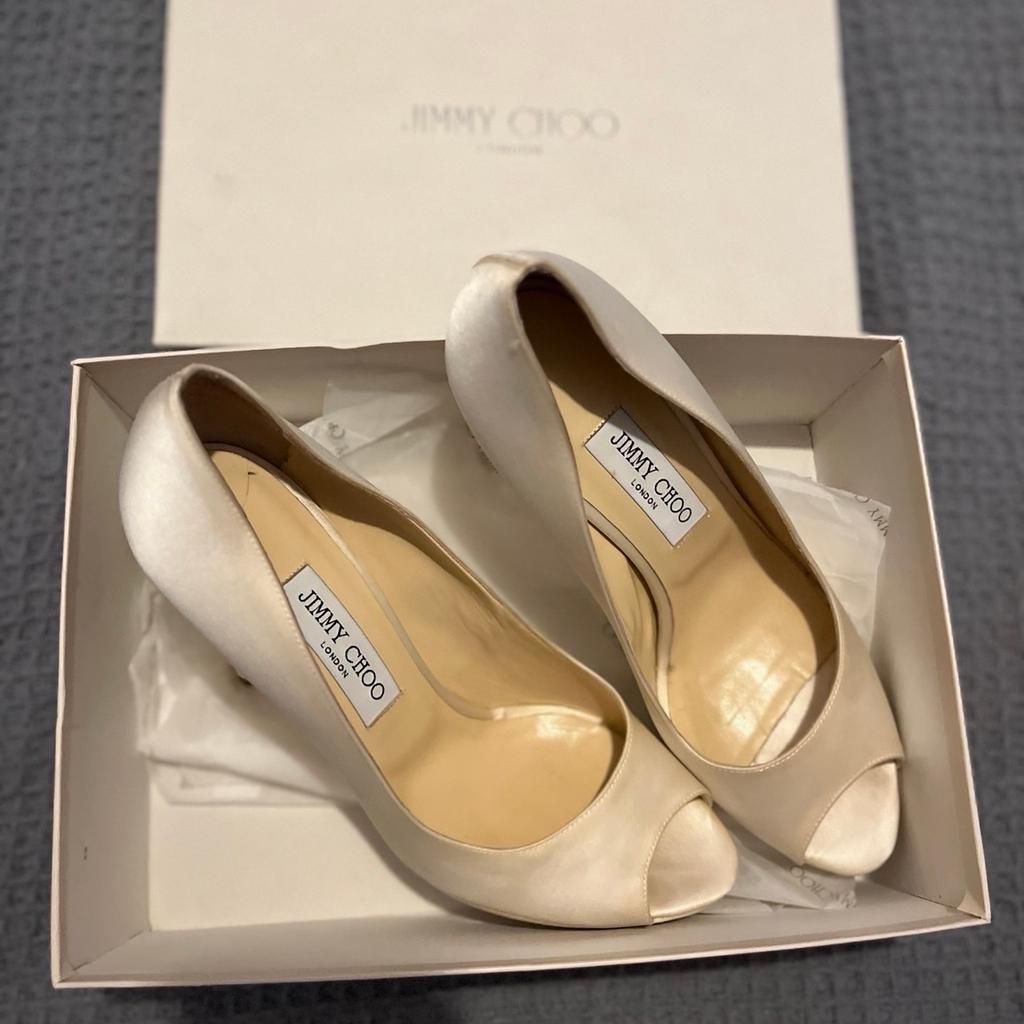 Beautiful ivory satin heels by Jimmy Choo
Only worn/tried on indoors so very minor marks showing
Size 6 uk
