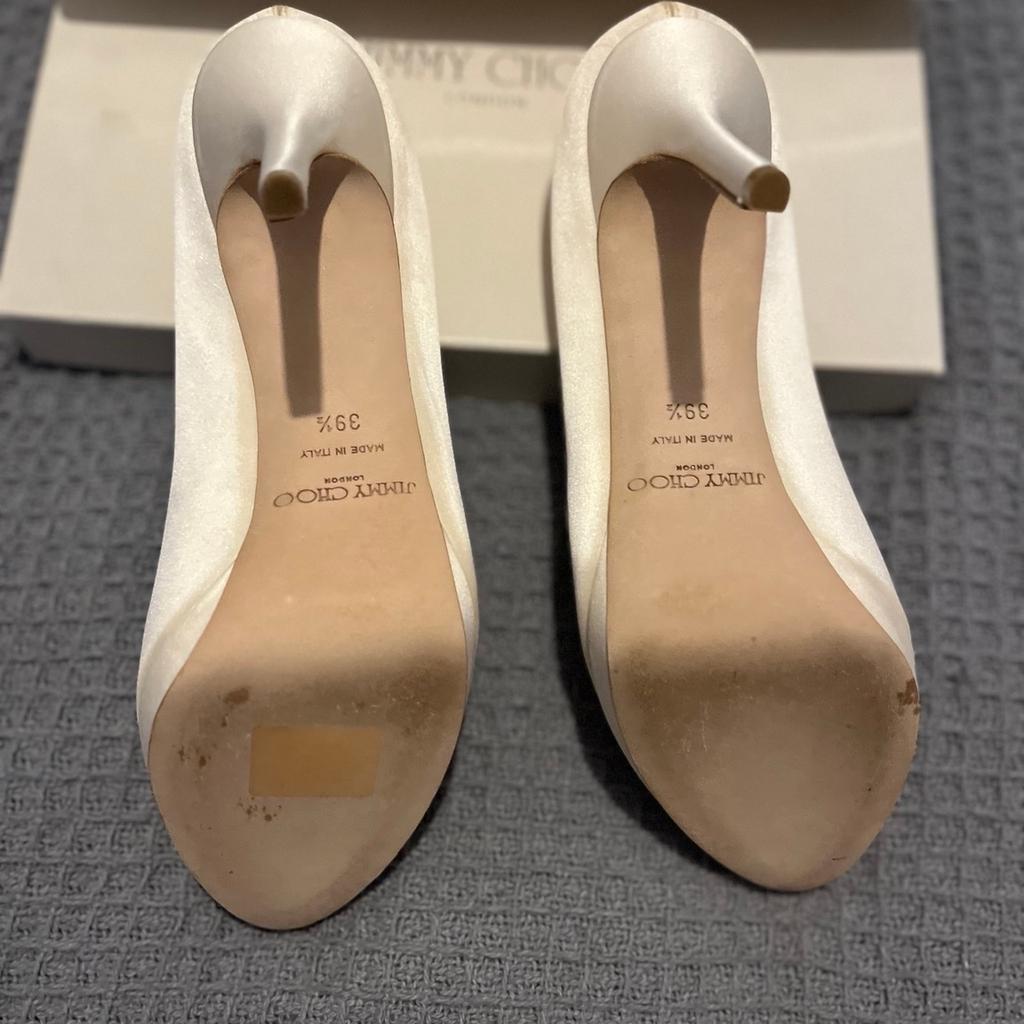 Beautiful ivory satin heels by Jimmy Choo
Only worn/tried on indoors so very minor marks showing
Size 6 uk