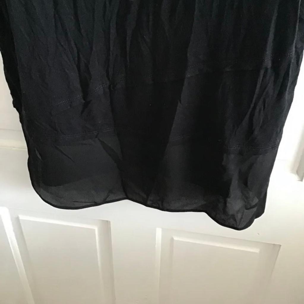 Ladies Black Dress Size 14.

Pet and smoke free home

Very good condition