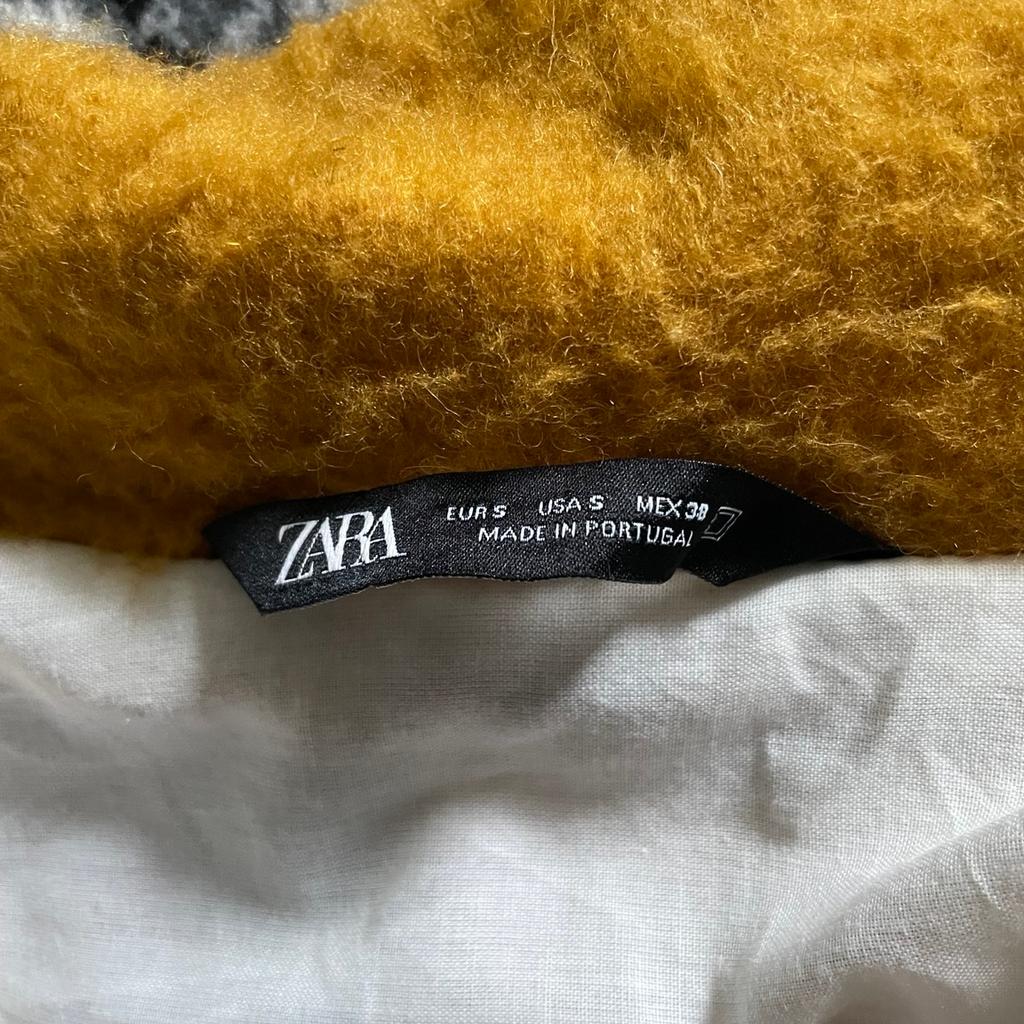 Verkaufe eine schicke Karo-Jacke von Zara in Größe S. Die Jacke ist super gemütlich. Sie wurde gut gepflegt und ist in Top-Zustand. Perfekt für den Alltag oder besondere Anlässe.

Bei Fragen einfach melden. Versand oder Abholung möglich.