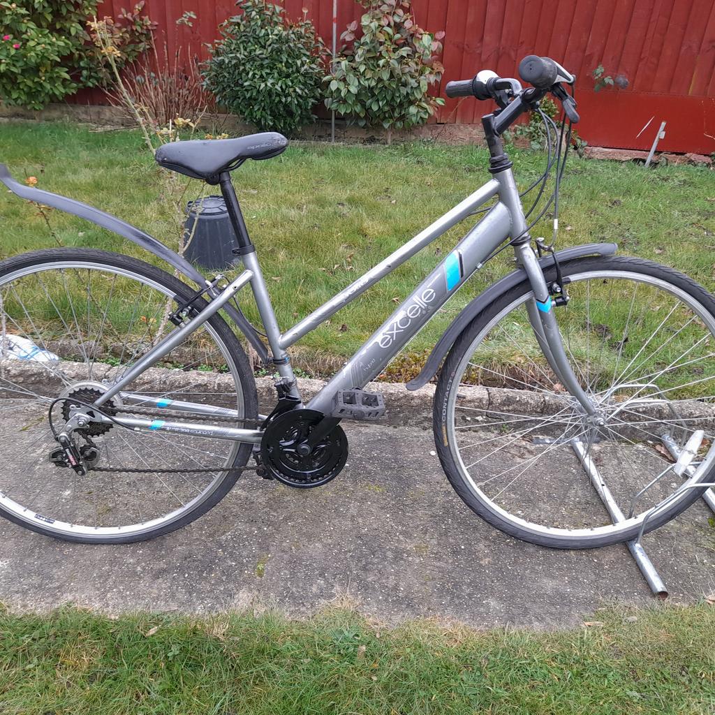 LADIES WOMES ADULTS APOLLO EXCELLE 700cc WHEEL 17 INCH FRAME 18 SPEED BIKE BICYCLE
BIKE IS READY TO RIDE ONLY COLLECTION
FEEL FREE TO ASK ANY QUESTIONS OR OFFERS
ITEM IS LOCATED PINKWELL LANE UB3 1PJ