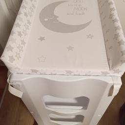 Baby wickeltisch mit Badewanne neuwertig, gratis Polster Auflagen.

"NP bei Amazon 100 €"
