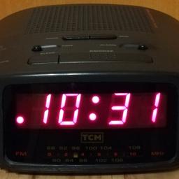 Radiowecker, TCM Digital Alarm Clock Radio, 58139.
Größe: 14 x 12,5 x 5,5 cm
Der Radiowecker hat 1 Alarm, Snooze und Sleep-Timer.
Eine 9V-Batterie kann als Back Up-Batterie eingesetzt werden (Batterie nicht enthalten).

Zustand: gebraucht, voll funktionsfähig, Gebrauchsspuren sind vorhanden (siehe Bilder)

Privatkauf ohne Gewährleistung und Rückgabe

Versand mit DHL Päckchen S
Versandkosten: 3,99€