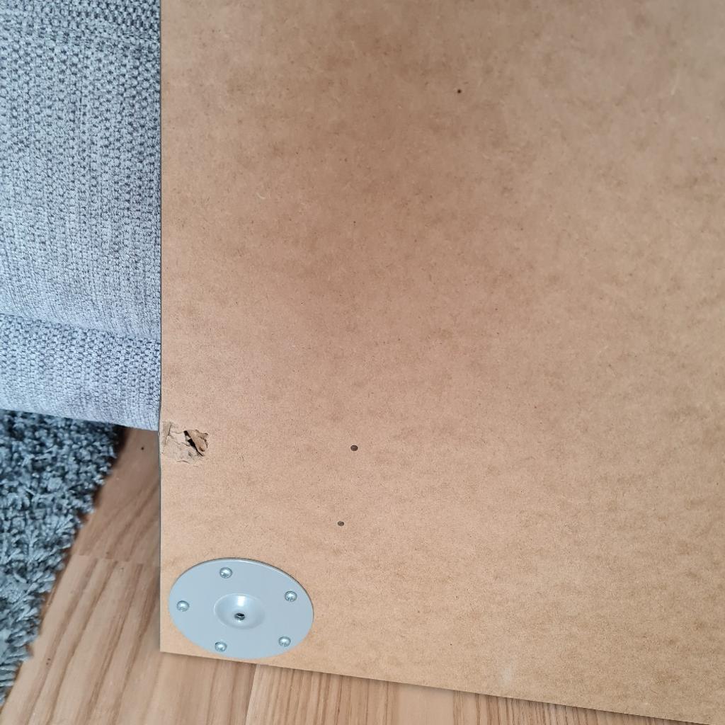 Verkaufe hier ein Ikea Lagkapten Schreibtisch mit der Maße 120×60.

Es hat einige Gebrauchspuren, siehe Bilder.

Der Verkauf erfolgt unter Auschluss jeglicher Gewährleistung.