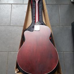 electric acustic guitar in new condition collection from welwyn garden city Hertfordshire