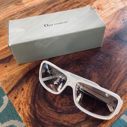 Verkaufe original Sonnenbrille in weiss aus der legendären Hedi Slimane Ära. Mit Originalverpackung.

Sehr guter Zustand, keine Kratzer o.ä.

+++ Nur Barzahlung und Selbstabholer / Keine Gewährleistung oder Rücknahme da Privatverkauf +++