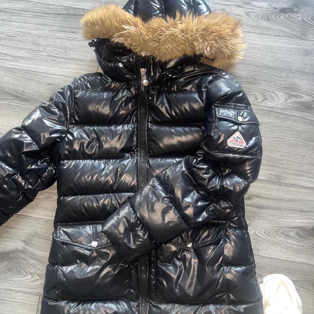 Duck down fillin black hood can be removed it’s zip on also fur can be removed that’s stud clip on warn couple of times genuine Pyrenex jacket can also pay by PayPal or apple pay