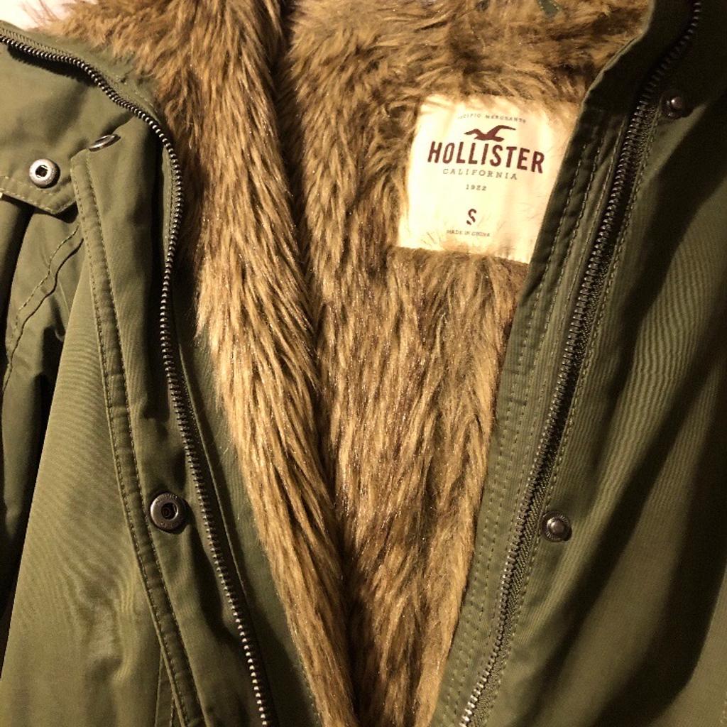 Hollister Winterjacke
mit Fell in der Innenseite, Pelz an der Kaputze abnehmbar
super Zustand, selten getragen