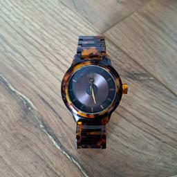 Verkaufe diese schöne Armbanduhr von Roxy. Sie ist in sehr gutem Zustand, nur leichte Gebrauchspuren vorhanden. Die Batterie müsste getauscht werden, sonst keine Mängel. Versand nach Absprache möglich. Schaut auch in meine anderen Angebote :)