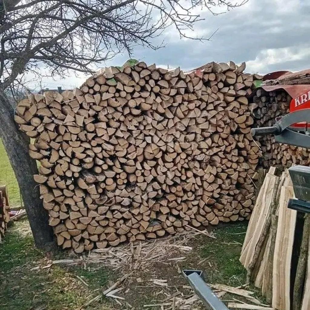 Verkaufe Brennholz Fichte Föhre 1 Meter Gespalten 100€ Eiche 1 Meter Gespalten 120€