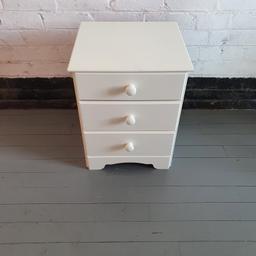 ▪️Nordic 3 drawer bedside table-soft white
▪️Ex display
▪️Size H56, W44, D40cm