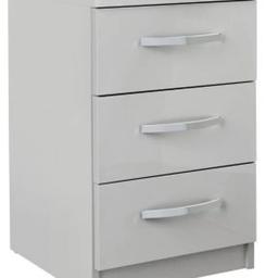 ▪️Hallingford 3 Drawer Bedside Table–Grey Gloss
▪️New
▪️Size H58, W38, D40cm
▪️Internal drawer H11, W29.1, D35.6cm