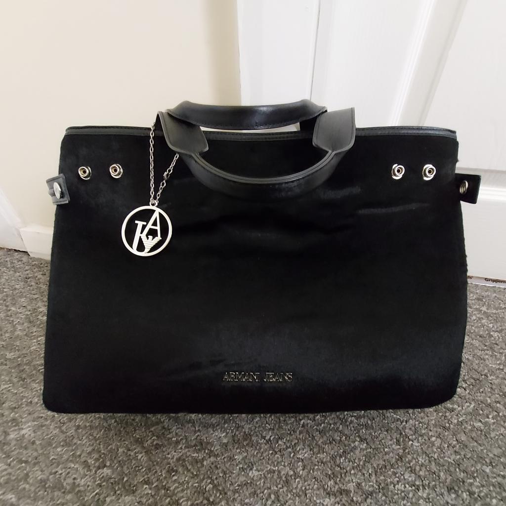 Handbag ”Armani Jeans”

Trade Mark Fabric Velvet

 Black Colour

 Good Condition

The bag fastens, with on the button.

Removable and adjustable long handle.

Little handle a little dirty.

Actual size: cm and m

Height handbag: 43 cm with small handle

Height handbag: 80 cm with big handle

Height handbag: 28 cm without handle

Height small handles: 16 cm

Length big handles full: 1.14 m

Length handbag: 41 cm

Depth: 25 cm

Width down: 12 cm

Fabric: 100 % Polyamide

Intermediate Fabric: 100 % Polyurethane

Internal Fabric: 100 % Polyester

Fabric: 100 % Polyester

Made in Cambodia