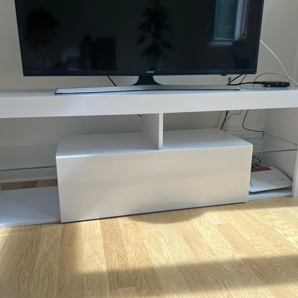 Verkaufe hier ein TV Schrank von Mömax

B/H/T: ca. 140x50x35 cm