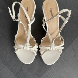 Schuhe Sandalen Sommer Keilabsatz
Größe 38
Neuwertig 1-2x getragen

Versand möglich oder Abholung
Privatverkauf - keine Garantie/Gewährleistung oder Rückgabe