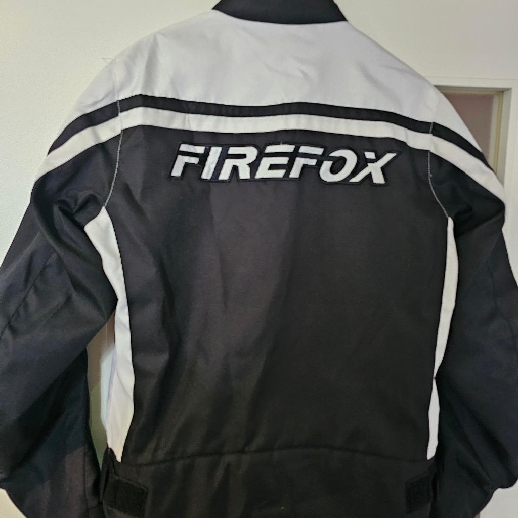 Damen Motorradjacke Firefox
Gr. XS fällt aber größer aus!!!
Die Jacke wurde nur wenige Male getragen u ist daher in einem sehr guten Zustand.
Farbe: weiß/schwarz
Preis ist VB