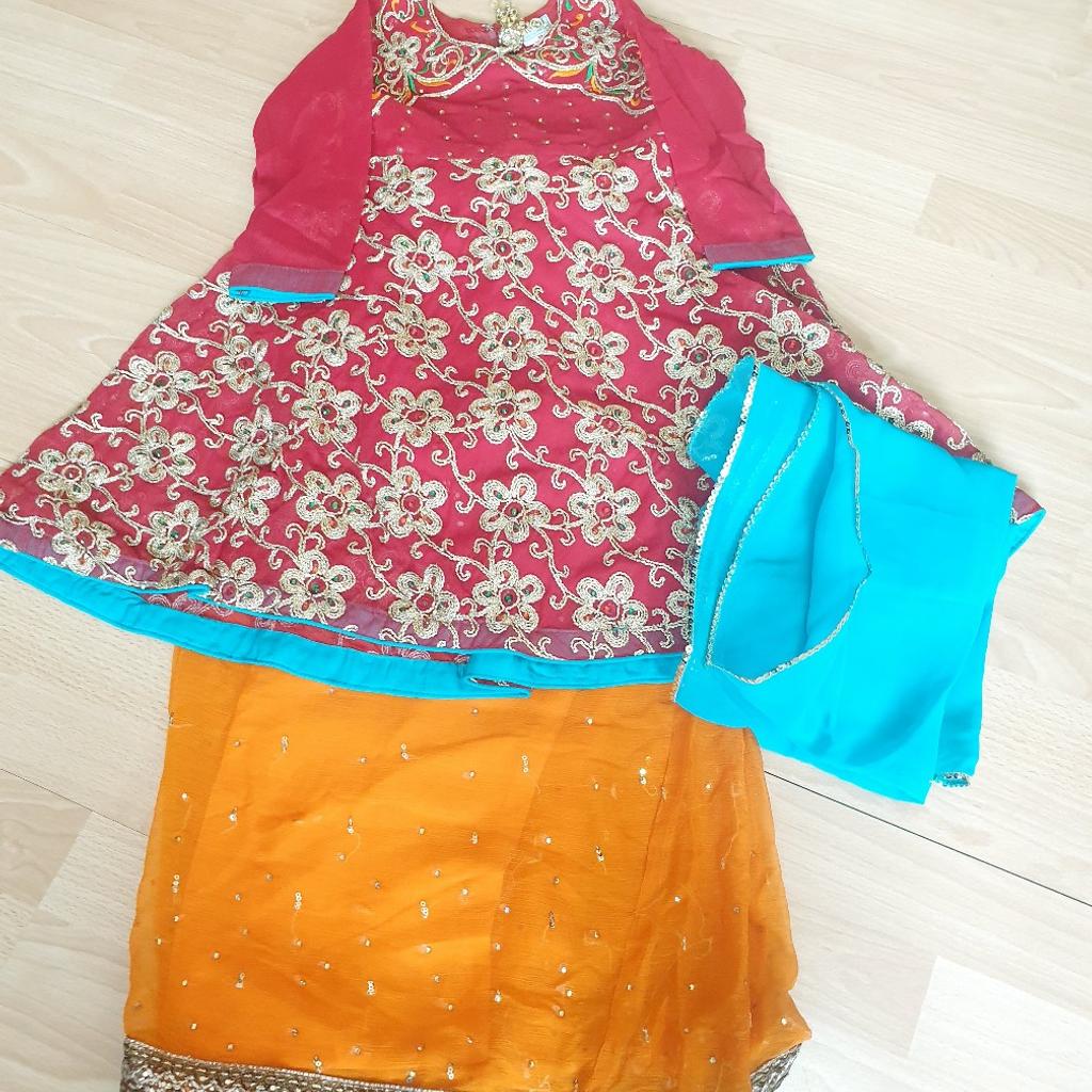 verkaufe indisches Kleid mit Hose und Schal. Leider ist es wie auf den Bildern zu erkennen an einer Stelle gerissen, aber wird durch Kleid bedeckt. Gerne melden.