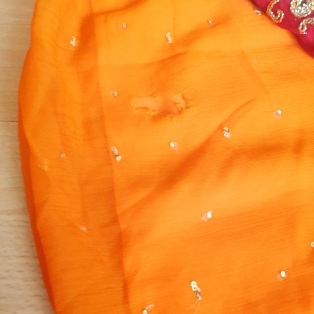 verkaufe indisches Kleid mit Hose und Schal. Leider ist es wie auf den Bildern zu erkennen an einer Stelle gerissen, aber wird durch Kleid bedeckt. Gerne melden.