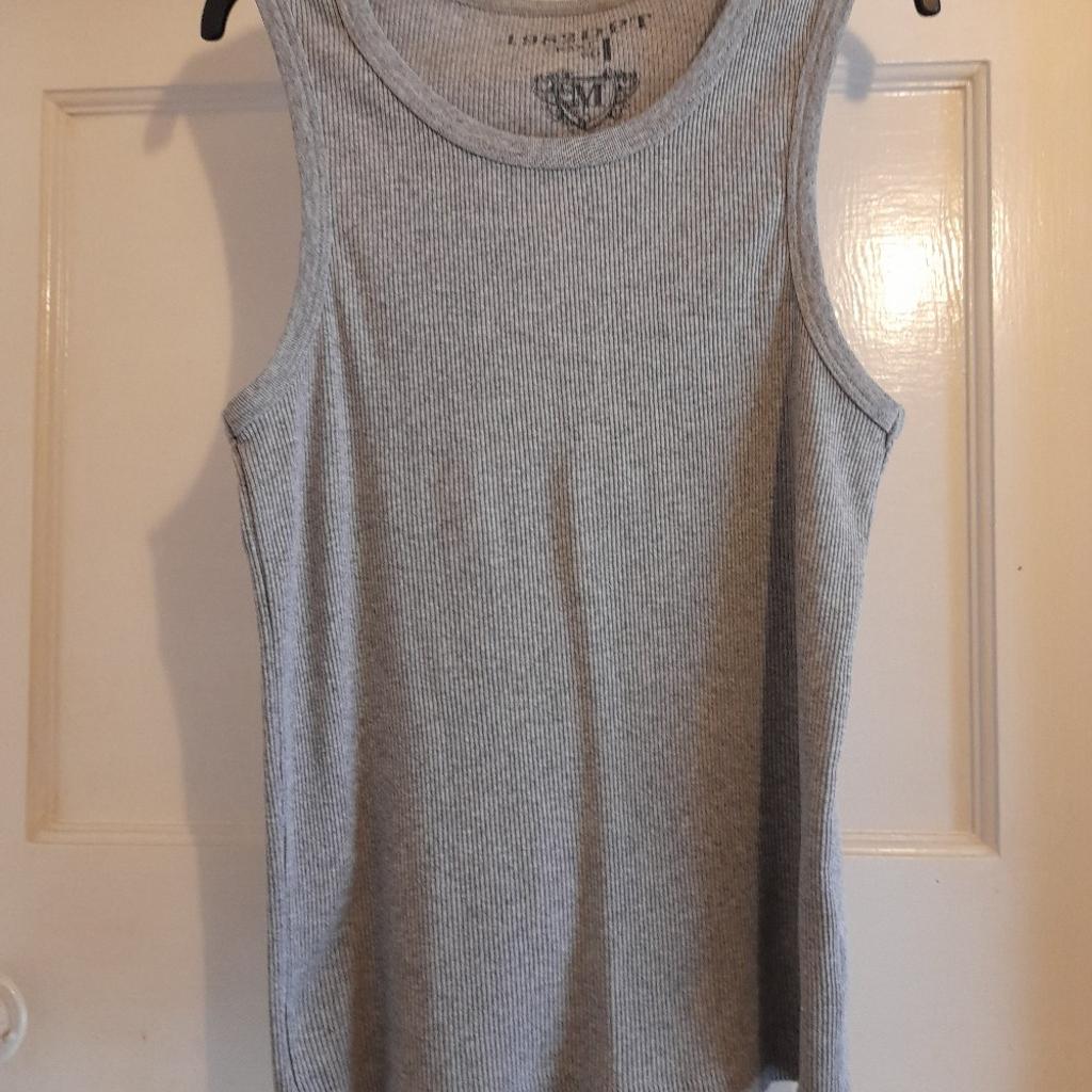 Good cond.
Lots of other vests and summer items this size. Feel free to view fy3.