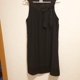 Verkaufe hier ein schönes schwarzes Hängerchenkleid mit einer Schleife von H&M.

#sommerkleid #kleid #schwarz #hängerchenkleid #h&m