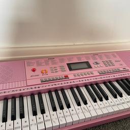 Electric piano (keyboard)
61 keys 
Pink 
Good condition
