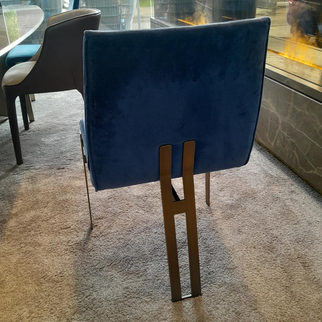 Designer Stuhl Venus von der Firma Arketipo
Füße Messing
Höhe: 86cm
Breite:52cm
Tiefe: 56cm
Ausstellungsstück
4 Stück vorhanden Preis pro Stück € 150,00
Neupreis: 1391,90