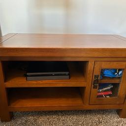 Solid oak tv unit. Couple of lights scratches on top as pictured. Cost me £££’s. Very well made lovely piece. Offers invited. Smoke free home. Can deliver for cost of fuel. 