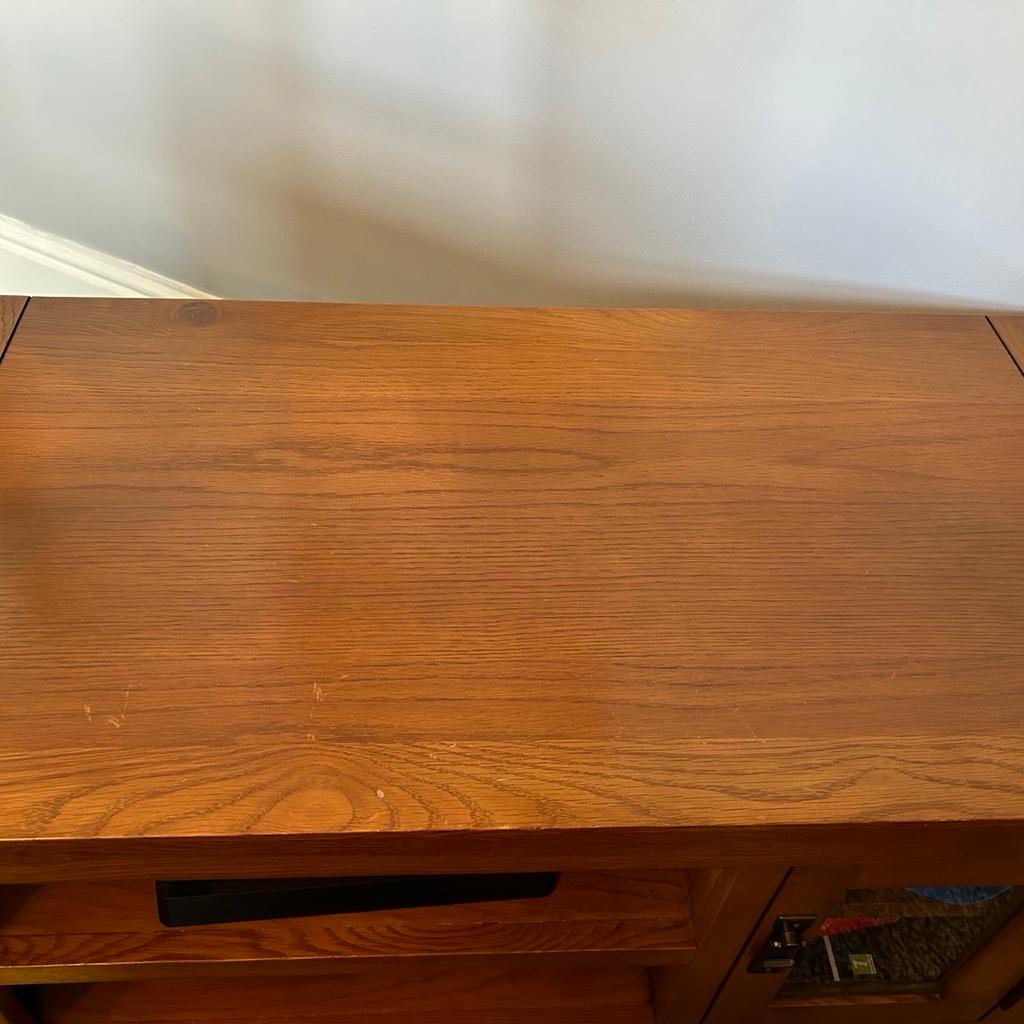 Solid oak tv unit. Couple of lights scratches on top as pictured. Cost me £££’s. Very well made lovely piece. Offers invited. Smoke free home. Can deliver for cost of fuel.