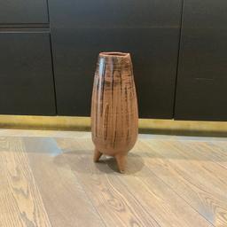 Vase Ceramics von Dome Deco
Höhe: 41cm
DM: 17cm
Neupreis:€110,00