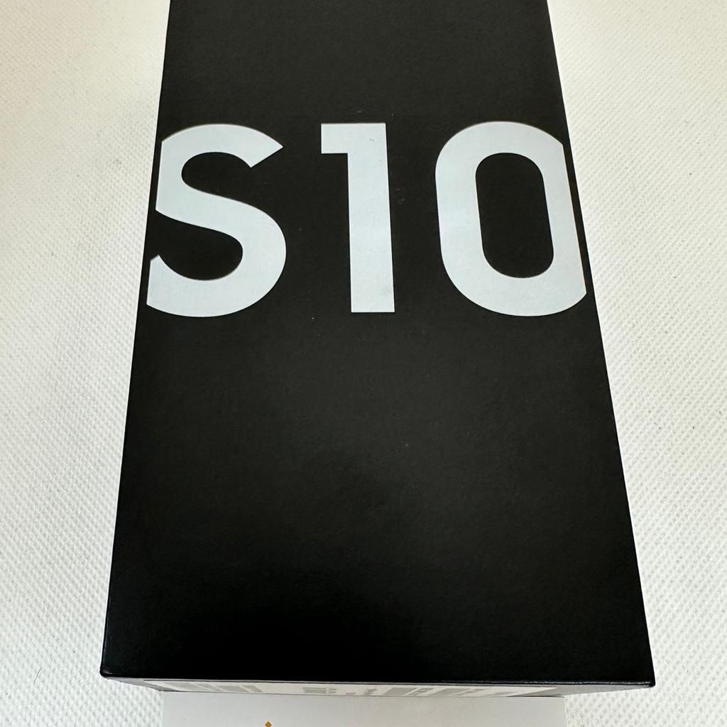 Samsung Galaxy S10 64Gb in Prism White. Unlocked and in excellent condition but does have screen burn. It comes boxed with charger plus free case of your choice. 3 months warranty. £95.
Collection only from our shop in Ashton-in-Makerfield.