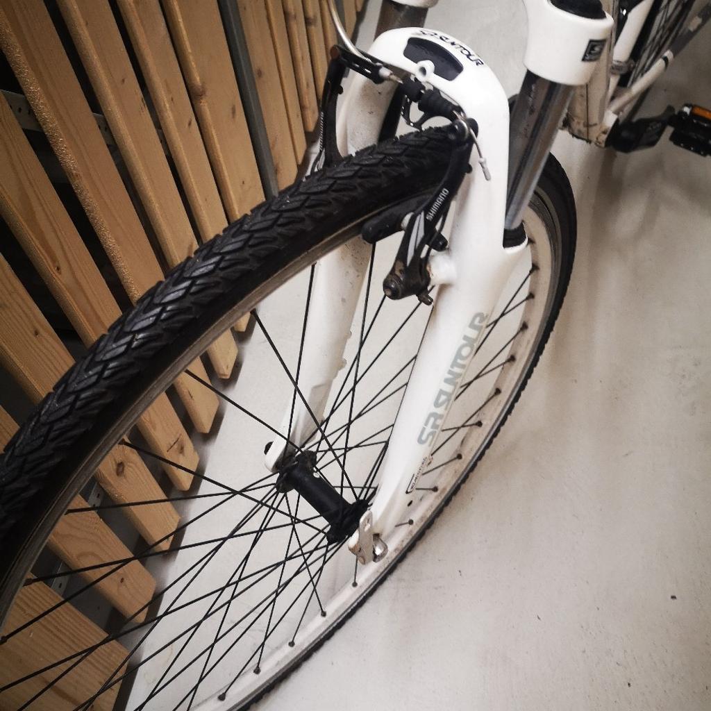Dieses weiße Herren Fahrrad ist für größere Personen geeignet. Shimano Schaltung 10 Gänge. Der Sattel müßte befestigt oder erneuert werden. Ansonsten alles super