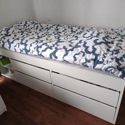 Bett von Ikea 90x200, wie neu da nur 12 Wochen als Gästebett in Gebrauch.
Mit Rollrost, Ablagefach und 4 grossen Schubladen. Ist schon abgebaut und muss selbst abgeholt werden.