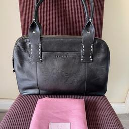 Radley leather handbag with dustbag 

100% Genuine leather 

Excellent conditon

Length 14.5” 
Top to bottom 10” 

Viewing welcome 

Collection from wolverhampton WV10. 

£50