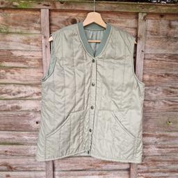 Vintage 1990s Fieldwear Country Clothing gilet jacket. Khaki green quilted. Thin padding. Large pockets. Press stud button up front. Ribbed collar. 
No size or fabric labels. 
Approx size small/medium men's
Size 14 16 women's. 
Chest measures 44"
Length 26"
Made in England