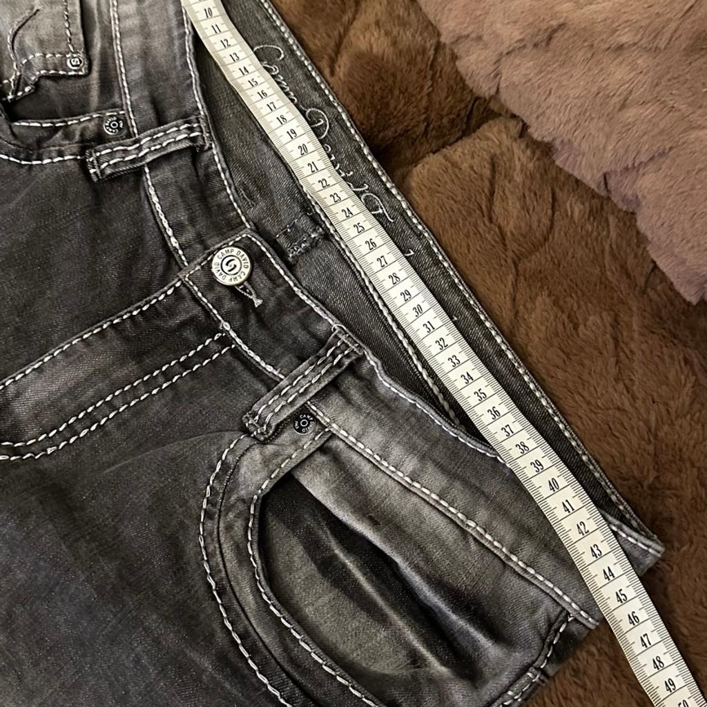 Diese CAMP DAVID Jeans für Herren in Größe W34/L34 ist in einem neuwertigen Zustand. Die graue Hose mit geradem Bein und Regular-Passform ist aus Baumwolle und Denim gefertigt. Sie lässt sich durch Knopf und Reißverschluss verschließen und ist besonders atmungsaktiv und bequem.

Die Jeans kann in der Maschine gewaschen werden und eignet sich für alle Jahreszeiten. Sie hat Nieten und Knöpfe als Akzente sowie praktische Taschen. Ein tolles Kleidungsstück für jeden Anlass.

Die Hose befinden sich in super Zustand, 2-3 mal getragen.

NP-109€

PayPal, Überweisung, Abholung und Versand sind möglich. Keine Garantie und keine Rücknahme.

Bei Versand übernehme ich keinerlei Garantie für verloren gegangene Pakete.

So lange die Anzeige Online ist es noch verfügbar.

Schauen Sie meinen weiteren Angeboten, es lohnt sich!